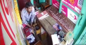 লাপাত্তা চোর ২৫ সেকেন্ডে দুই লাখ টাকা ও ১২ ভরি সোনা নিয়ে