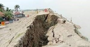 ঝুঁকিতে ১০ হাজার মানুষ বরগুনায় বন্যা নিয়ন্ত্রণ বাঁধে ভাঙন