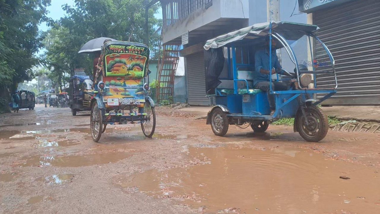 ৪৭৭ কিলোমিটার সড়ক 1 সংস্কারের অভাবে খানাখন্দে ভরা বরগুনার ৪৭৭ কিলোমিটার সড়ক