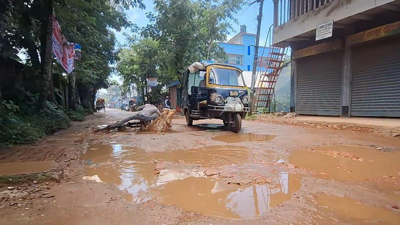 ৪৭৭ কিলোমিটার সড়ক সংস্কারের অভাবে খানাখন্দে ভরা বরগুনার ৪৭৭ কিলোমিটার সড়ক