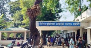 আদালতে বিচারক নেই আদালতে বিচারক নেই